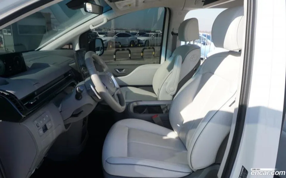 Hyundai Staria 4WD 7 2023 — миниатюра 3