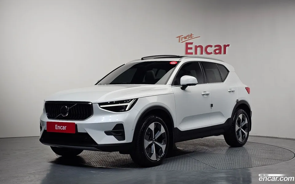 Volvo XC40 B4 2024 — фото 1, купить с доставкой в Москву