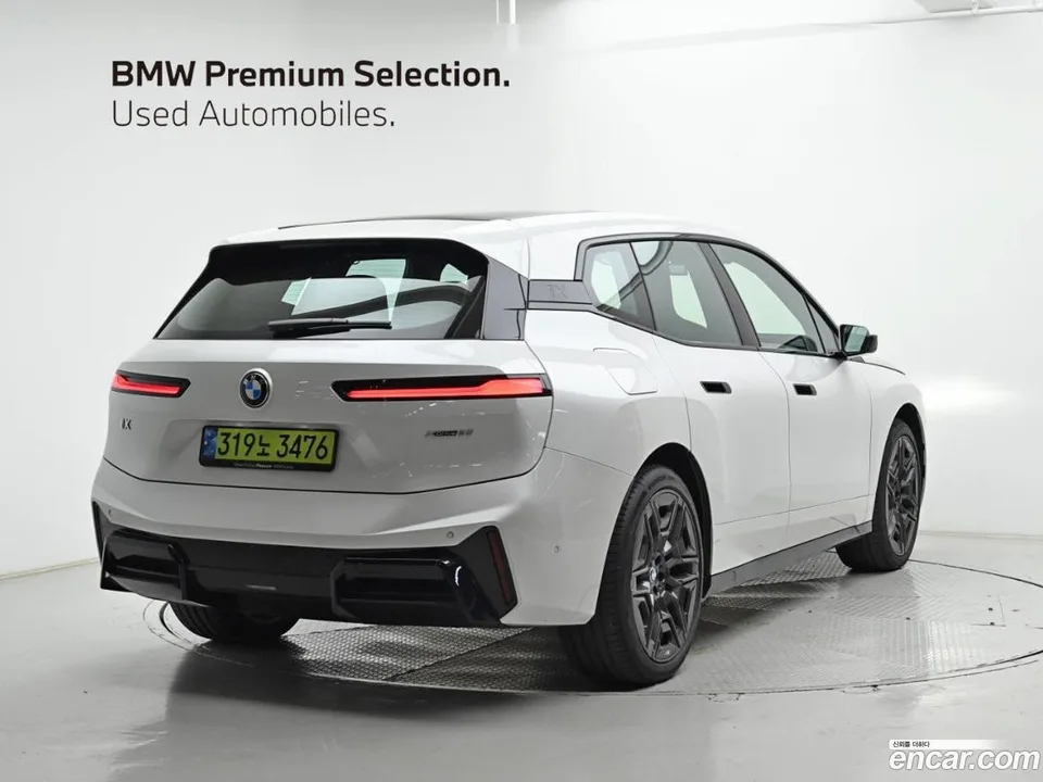 BMW iX xDrive60 M 2025 — миниатюра 2