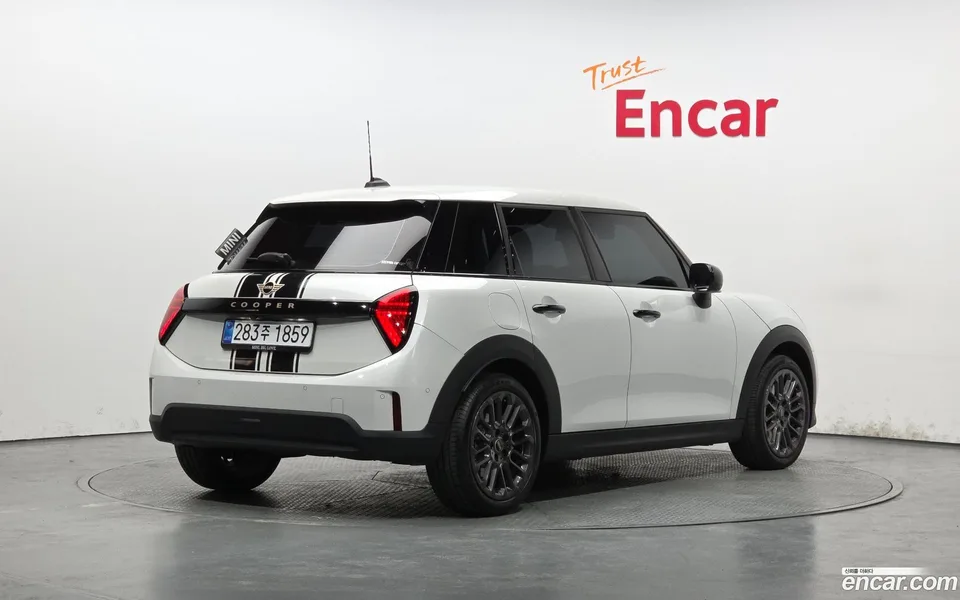 MINI Cooper C 5 2025 — миниатюра 2