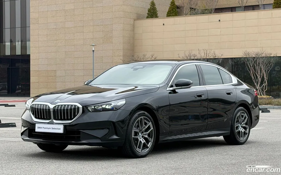 BMW 5 Series (G60) 520i 2025 — фото 1, купить с доставкой в Москву
