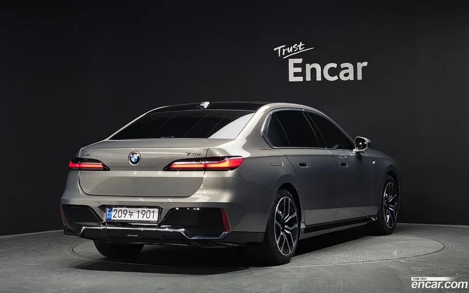 BMW 7 Series 740i xDrive M 2024 — миниатюра 2