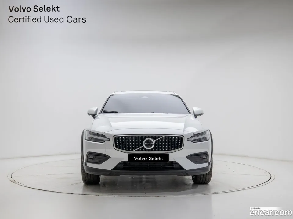 Volvo V60 Cross Country B5 AWD 2025 — миниатюра 2