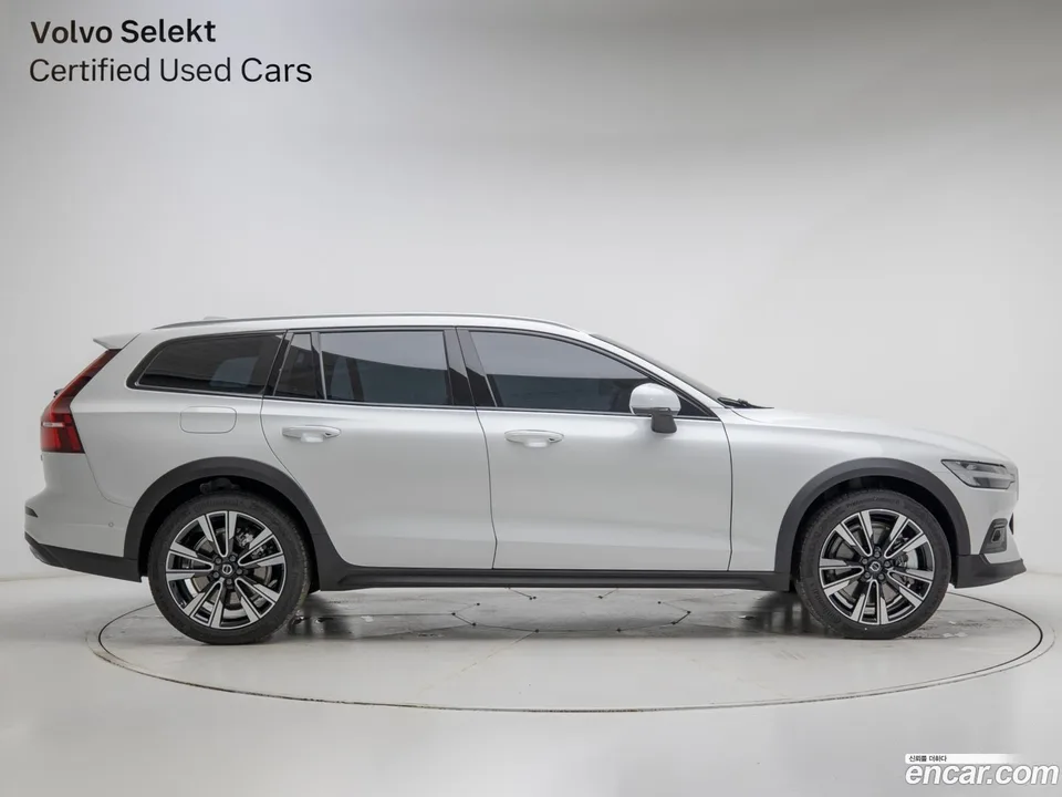 Volvo V60 Cross Country B5 AWD 2025 — миниатюра 3