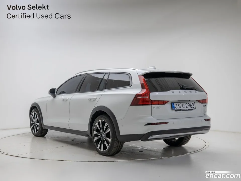 Volvo V60 Cross Country B5 AWD 2025 — миниатюра 4