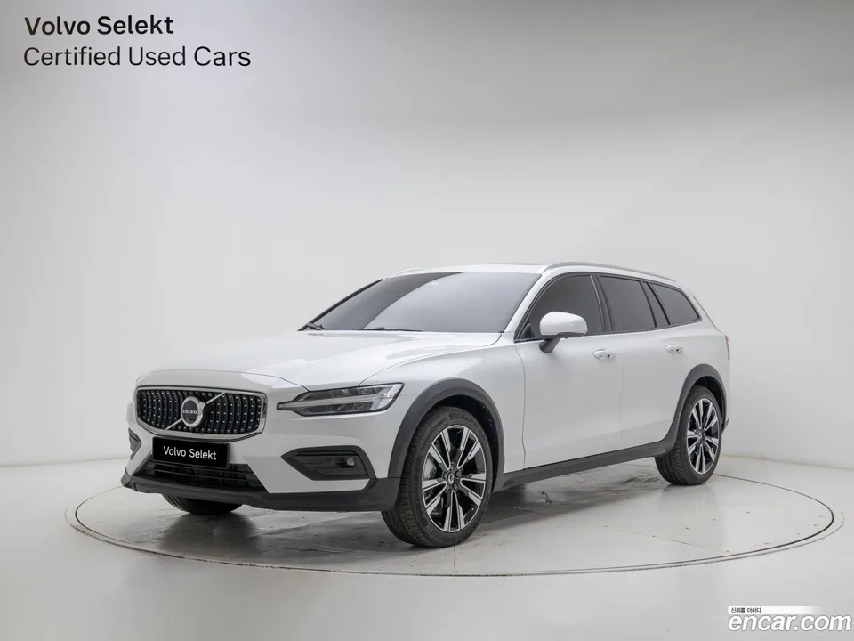 Volvo V60 Cross Country B5 AWD 2025 — фото 1, купить с доставкой в Москву