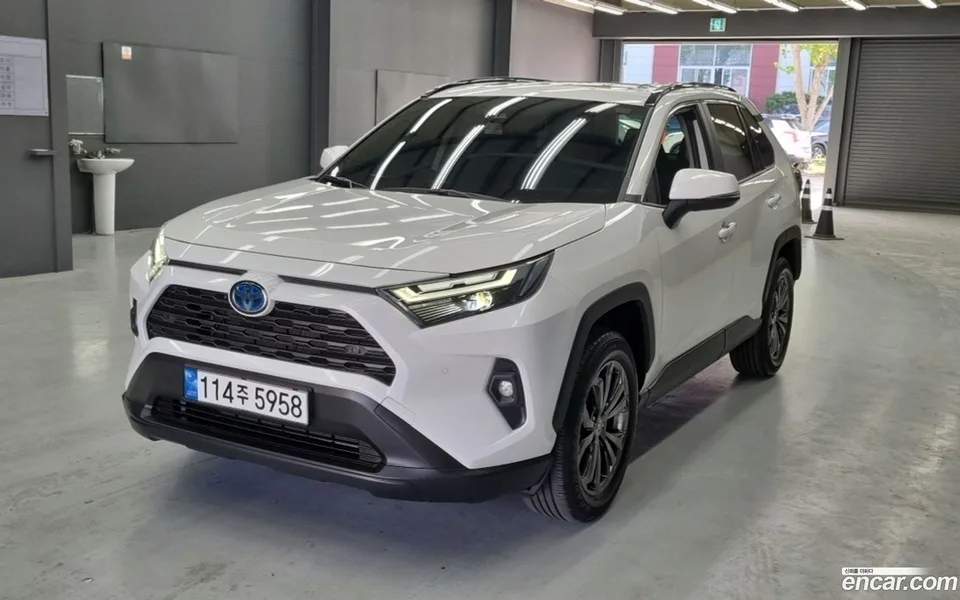 Toyota RAV4 2.5 2WD XLE 2022 — миниатюра 2