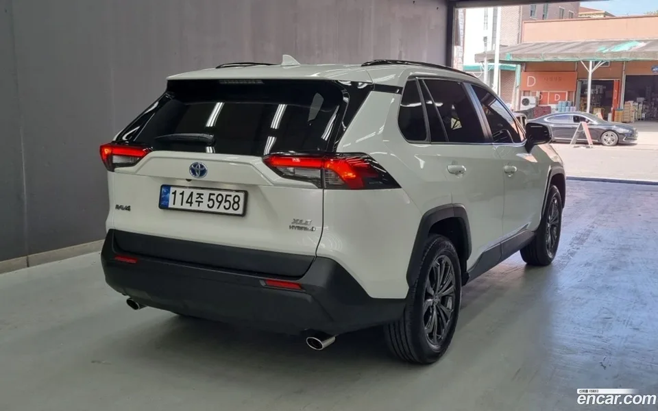 Toyota RAV4 2.5 2WD XLE 2022 — миниатюра 3