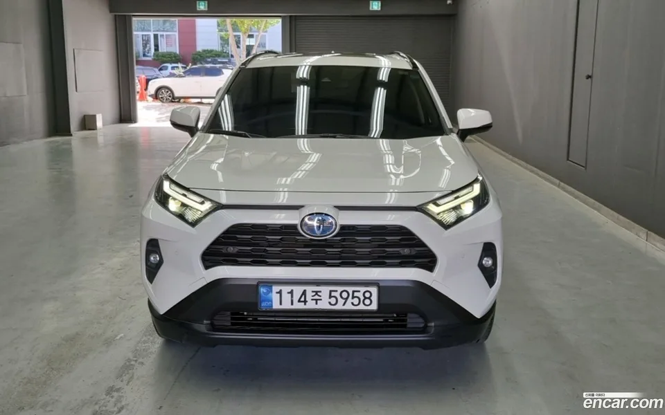 Toyota RAV4 2.5 2WD XLE 2022 — фото 1, купить с доставкой в Москву