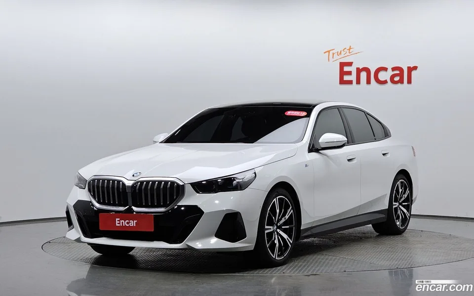 BMW 5 Series 530i xDrive M 2025 — фото 1, купить с доставкой в Москву