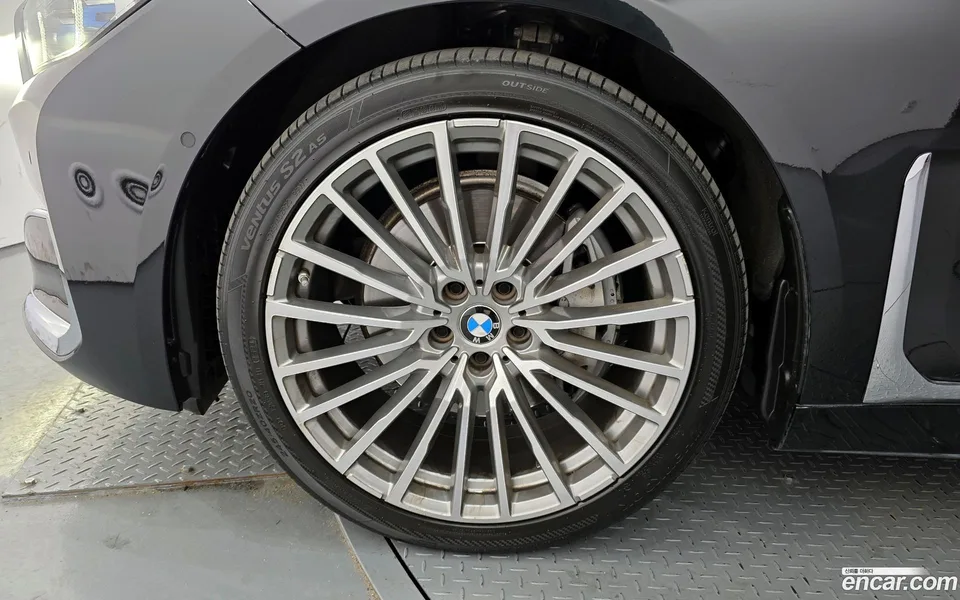 BMW 7 Series 740Li xDrive 2022 — миниатюра 5