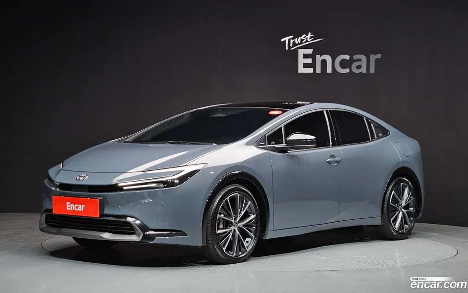 Toyota Prius 2.0 XLE 2025 — фото 1, купить с доставкой в Москву