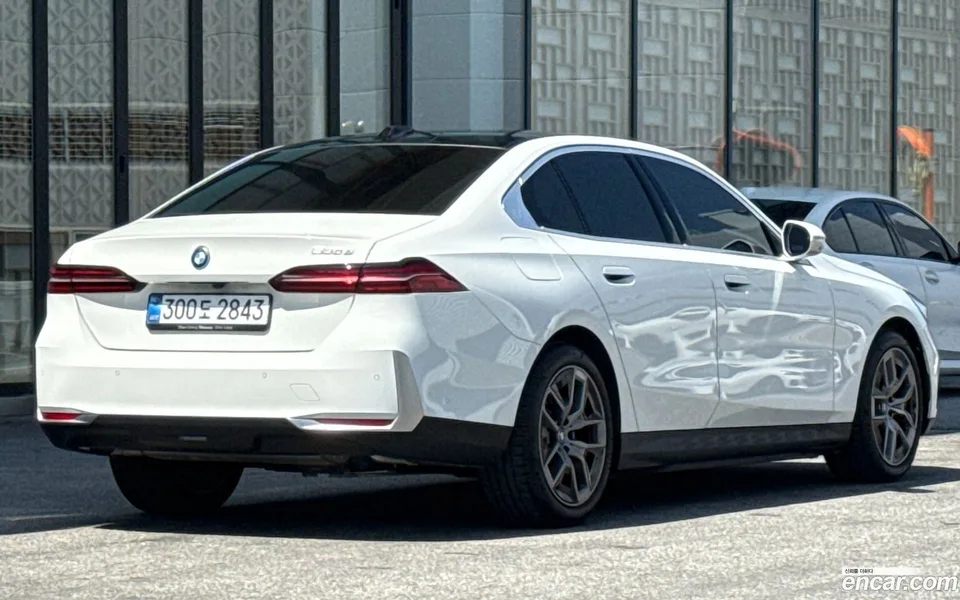 BMW 5 Series 530e 2025 — миниатюра 2