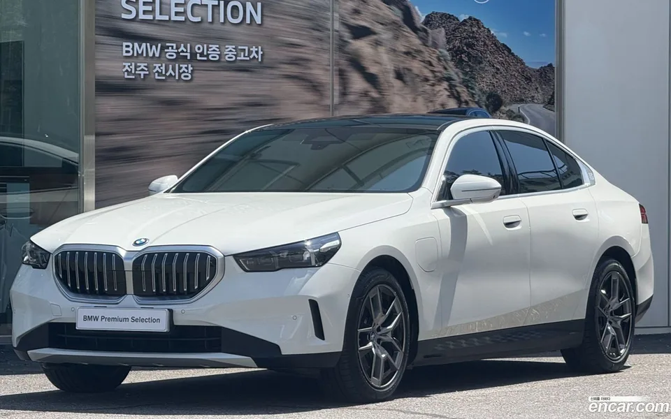 BMW 5 Series 530e 2025 — фото 1, купить с доставкой в Москву