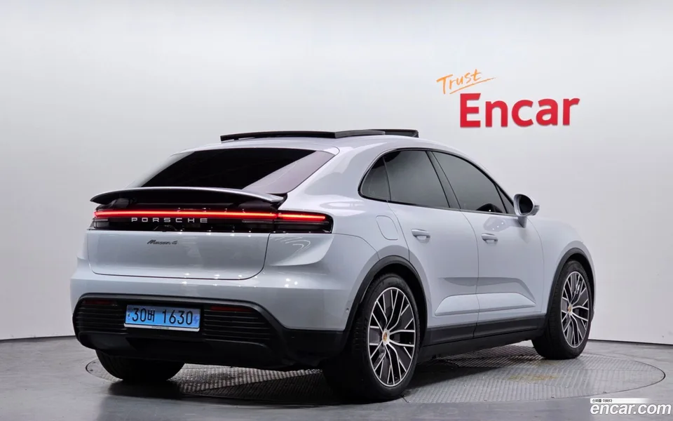 Porsche Macan Electric 4 2025 — миниатюра 2