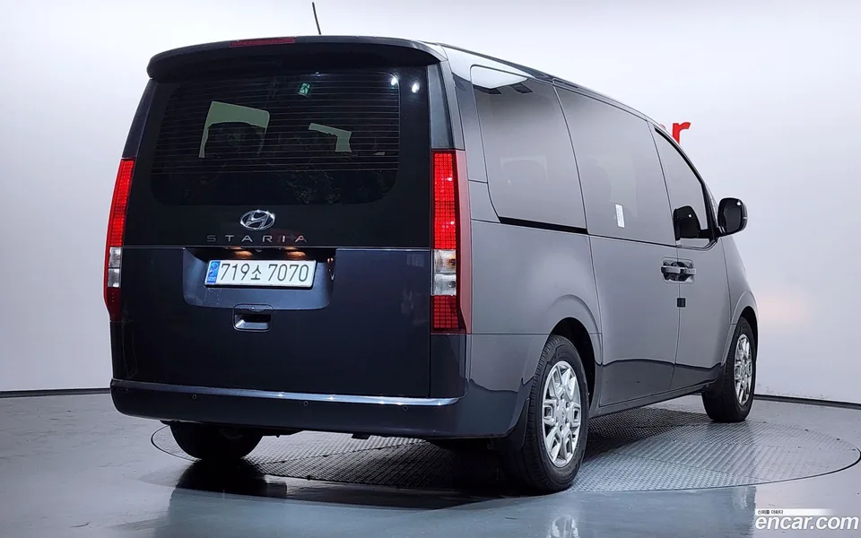 Hyundai Staria 11 2023 — миниатюра 2