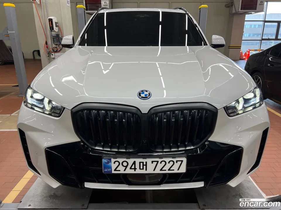 BMW X5 xDrive 50e M 2024 — фото 1, купить с доставкой в Москву