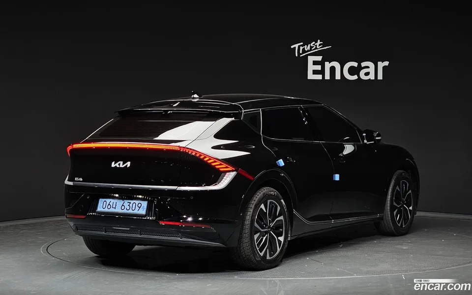 Kia EV6 2023 — миниатюра 2