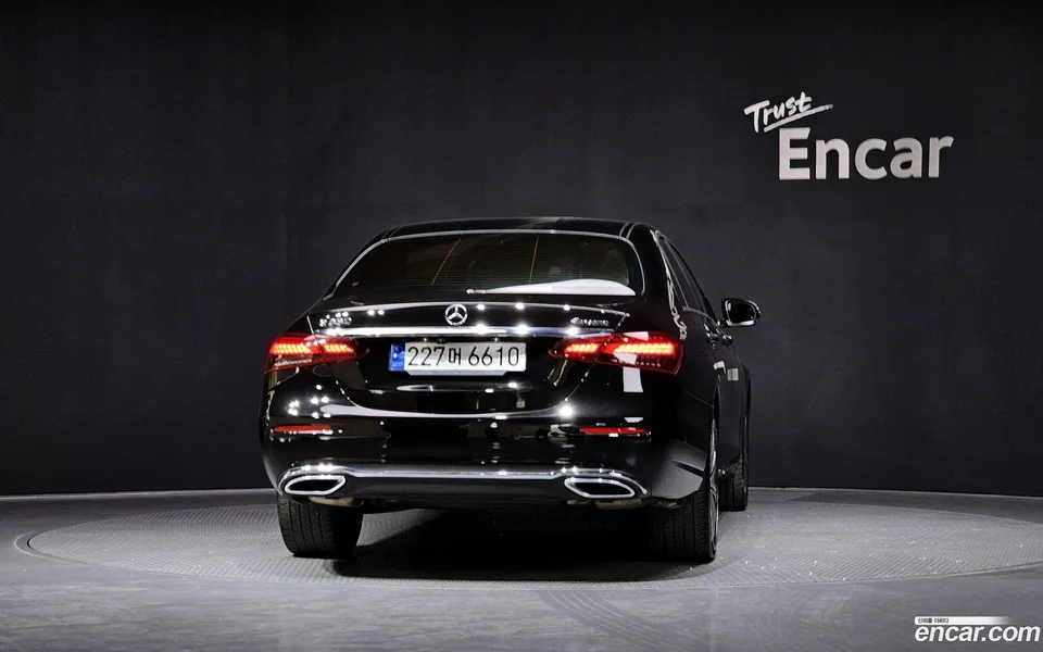 Mercedes-Benz E-Class E350 4MATIC 2023 — миниатюра 4