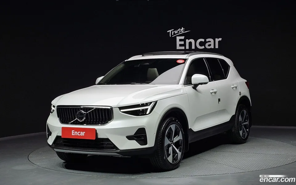 Volvo XC40 B4 2024 — фото 1, купить с доставкой в Москву