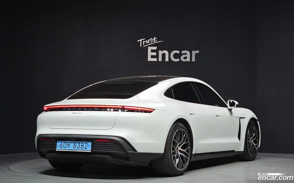 Porsche Taycan 2022 — миниатюра 2