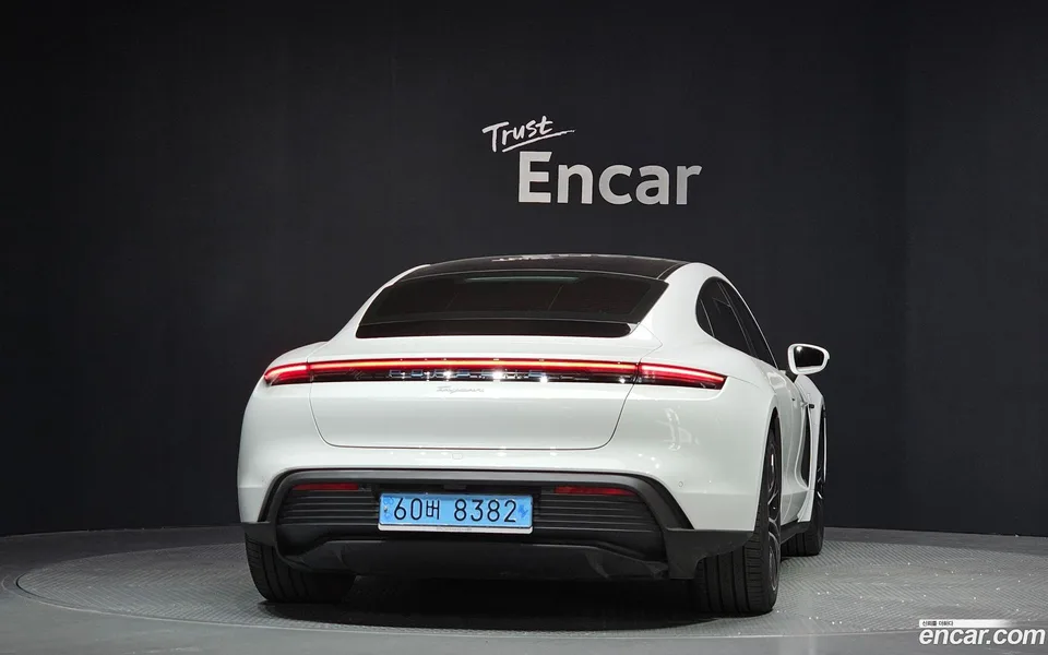 Porsche Taycan 2022 — миниатюра 4