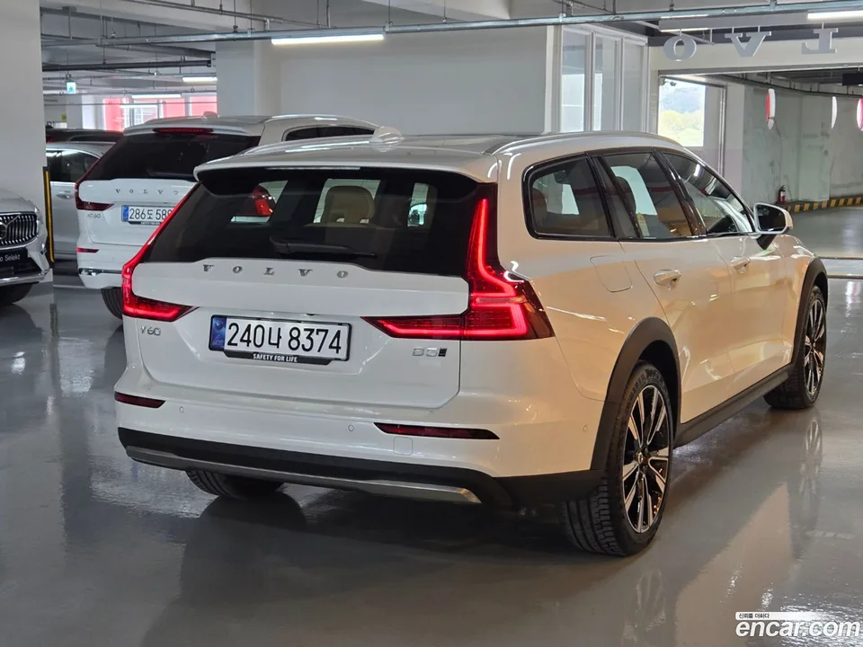 Volvo V60 Cross Country B5 AWD 2025 — миниатюра 2