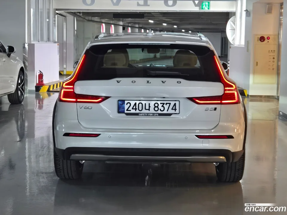 Volvo V60 Cross Country B5 AWD 2025 — миниатюра 4