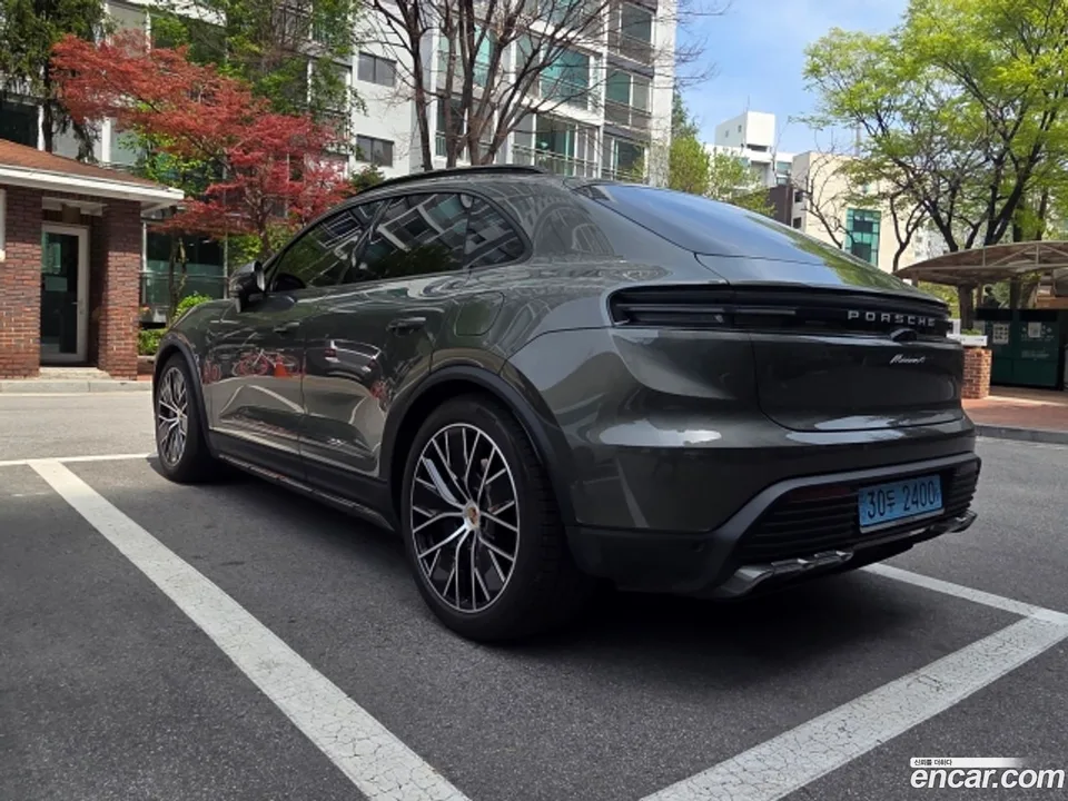 Porsche Macan Electric 4 2025 — миниатюра 4