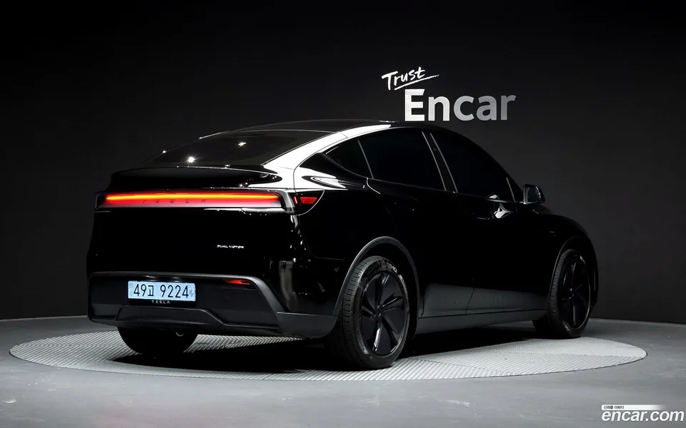 Tesla Model Y AWD 2025 — миниатюра 2