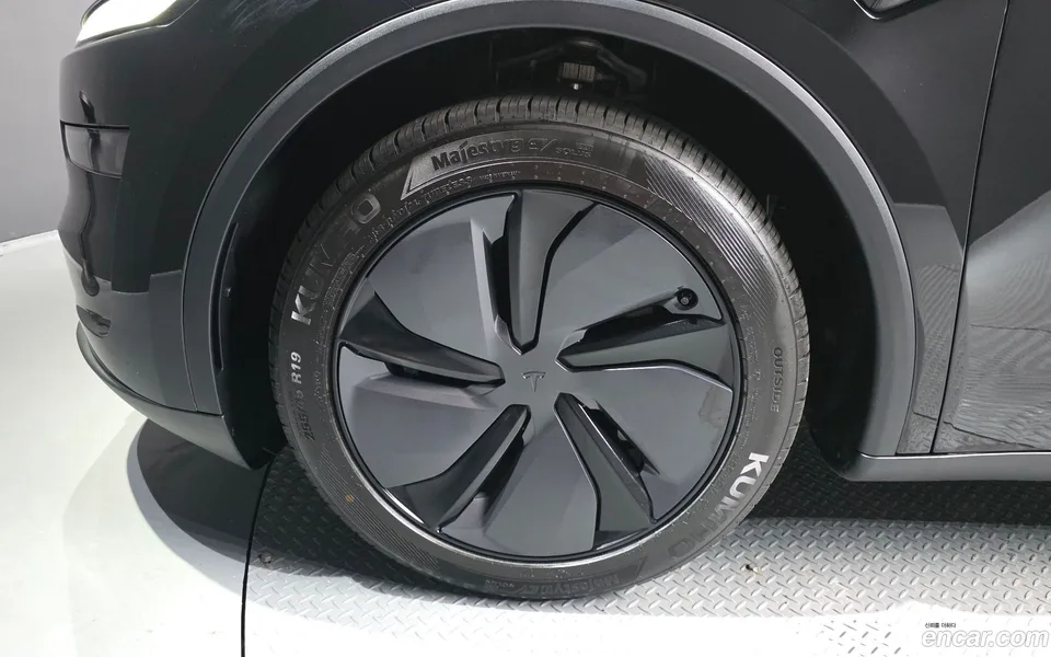 Tesla Model Y AWD 2025 — миниатюра 5