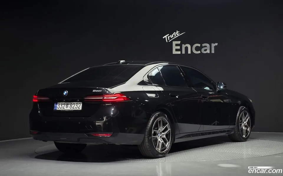 BMW 5 Series 520i 2023 — миниатюра 2