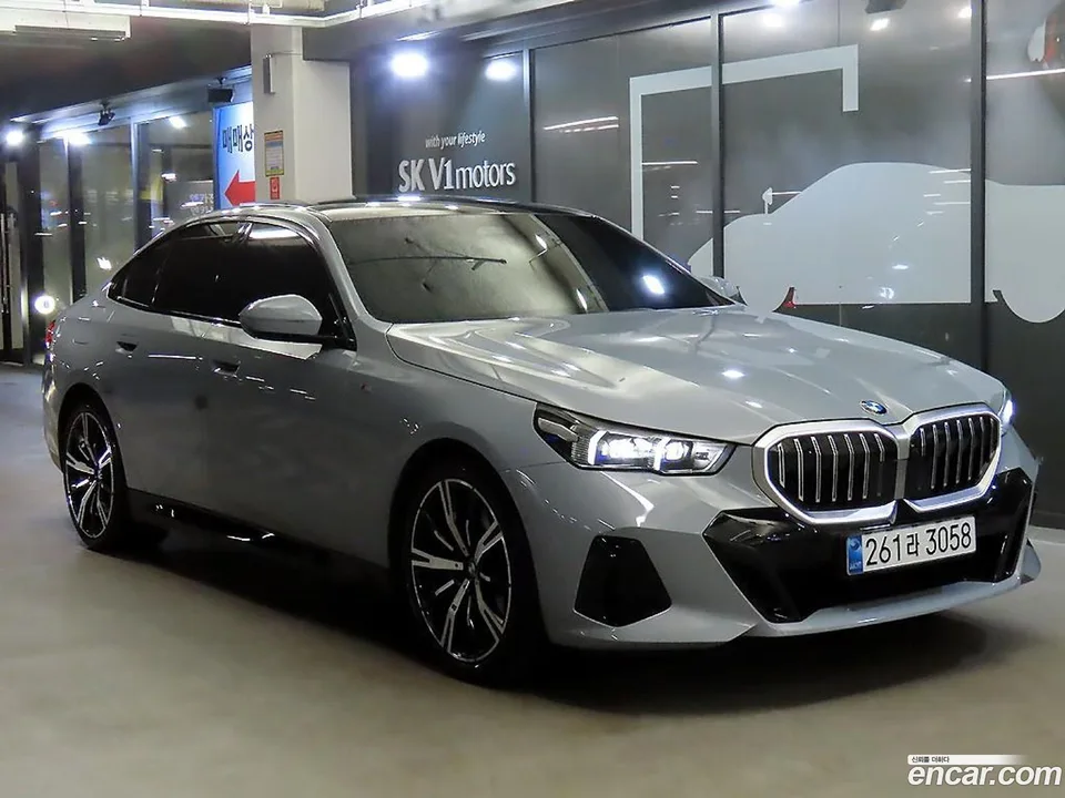 BMW 5 Series 530i xDrive M 2025 — фото 1, купить с доставкой в Москву