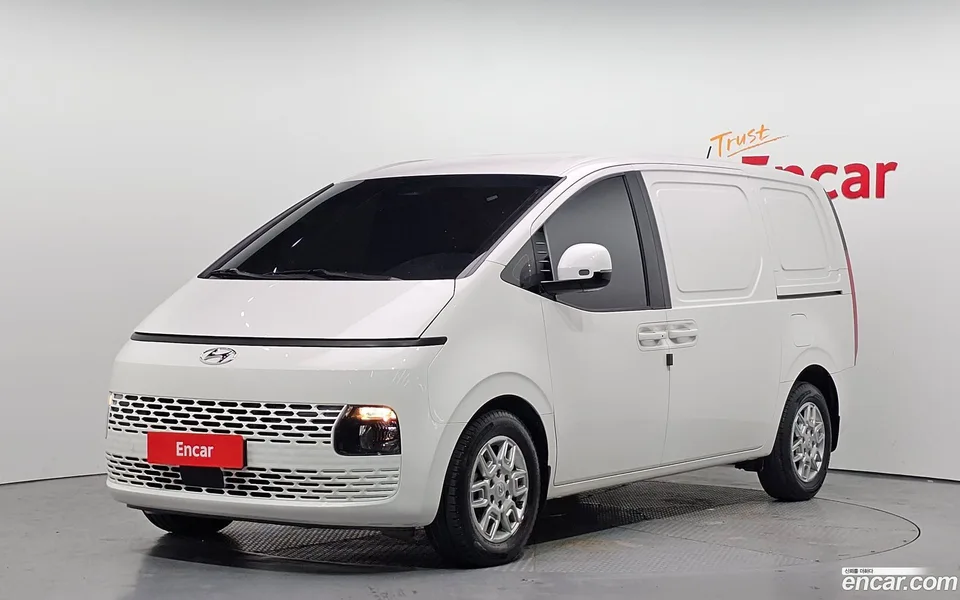 Hyundai Staria 3 2023 — фото 1, купить с доставкой в Москву