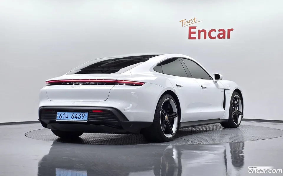 Porsche Taycan 2023 — миниатюра 2