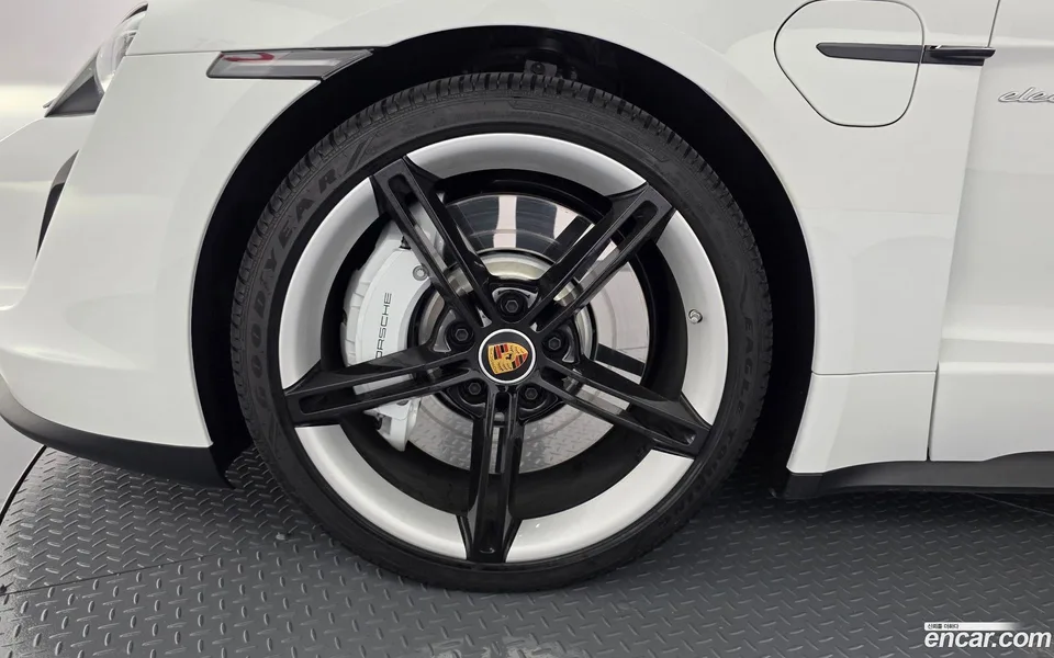 Porsche Taycan 2023 — миниатюра 5