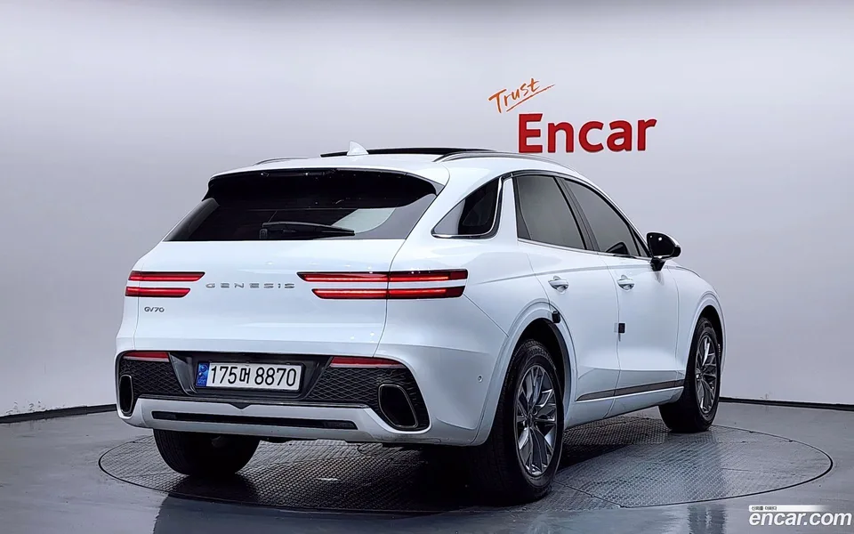 Genesis GV70 2.5T 2WD 2022 — миниатюра 2