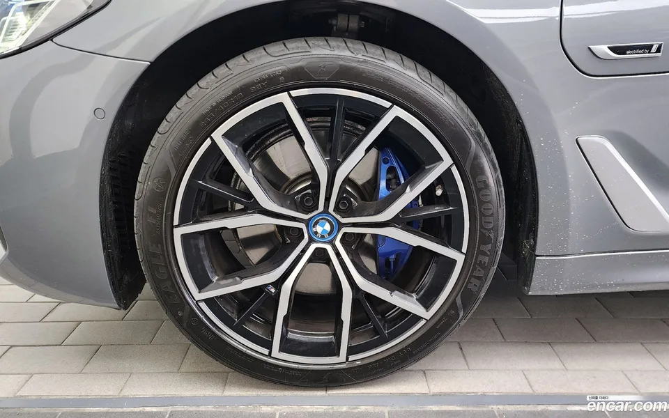 BMW 5 Series 530e M 2023 — миниатюра 5