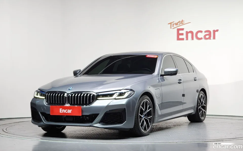 BMW 5 Series 530e M 2023 — фото 1, купить с доставкой в Москву