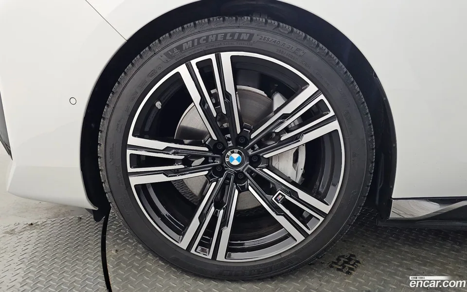 BMW i7 xDrive 60 M 2023 — миниатюра 5