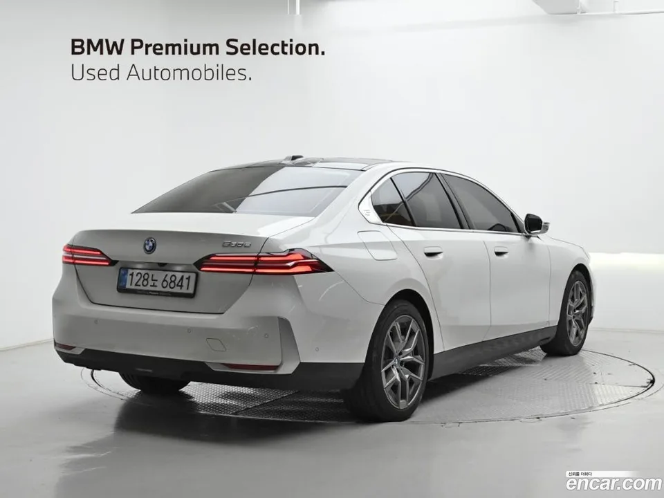 BMW 5 Series 530e 2025 — миниатюра 2