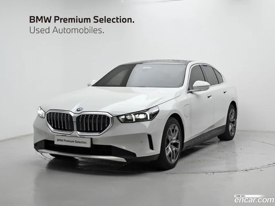 BMW 5 Series (G60) 530e 2025 — фото 1, купить с доставкой в Москву