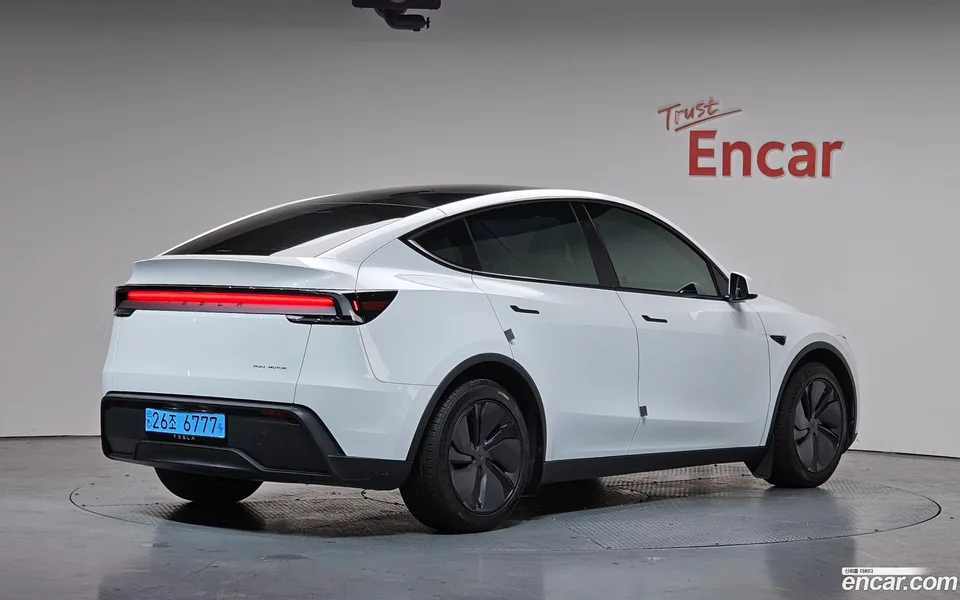 Tesla Model Y AWD 2025 — миниатюра 2