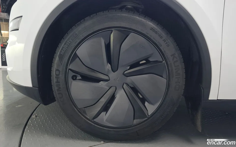 Tesla Model Y AWD 2025 — миниатюра 5