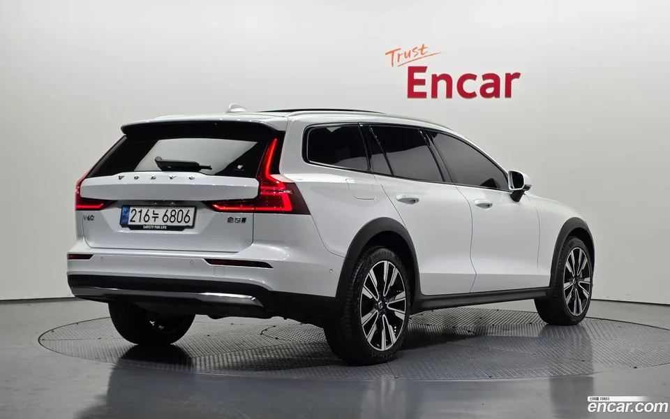 Volvo V60 Cross Country B5 AWD 2023 — миниатюра 2