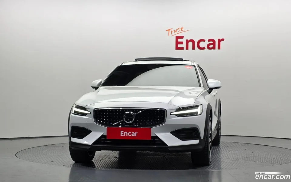 Volvo V60 Cross Country B5 AWD 2023 — миниатюра 3