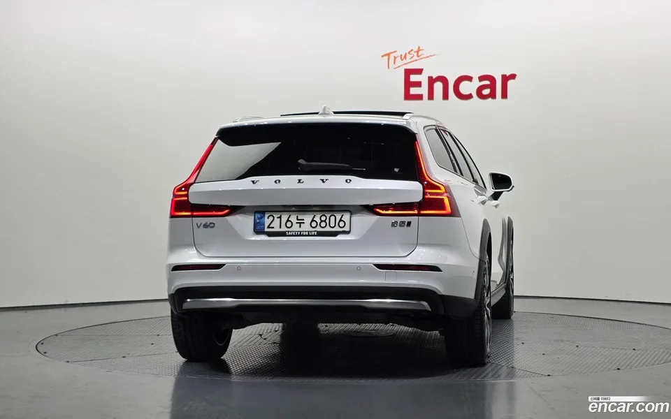Volvo V60 Cross Country B5 AWD 2023 — миниатюра 4