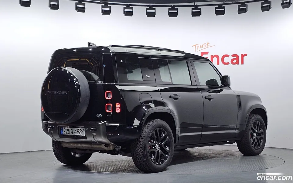 Land Rover Defender 110 P400 X 2023 — миниатюра 2