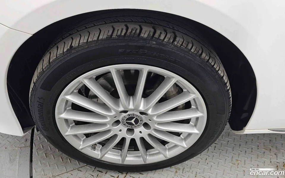 Mercedes-Benz E-Class E220d 4MATIC 2023 — миниатюра 5