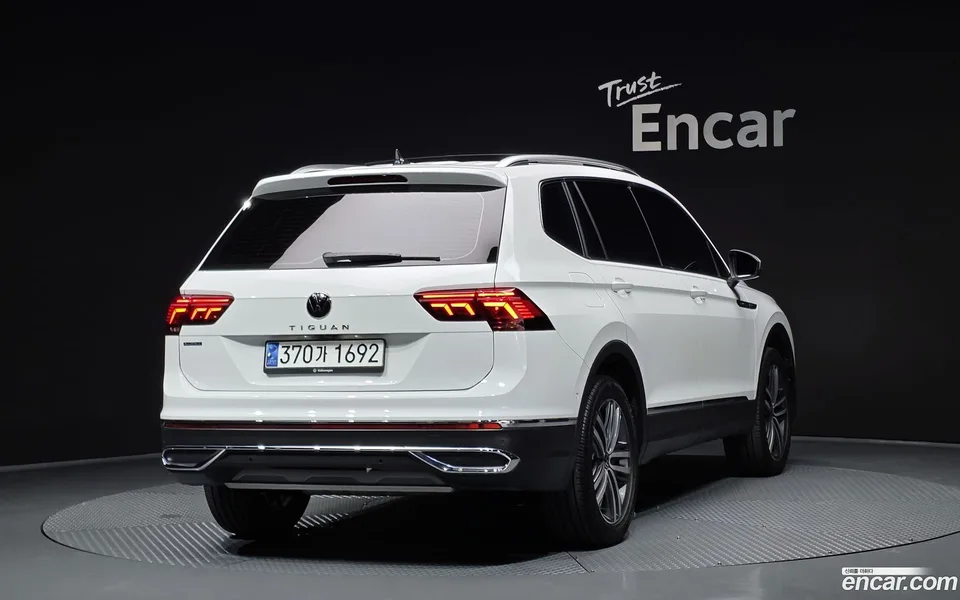 Volkswagen Tiguan Allspace 2.0 TSI 2023 — миниатюра 2